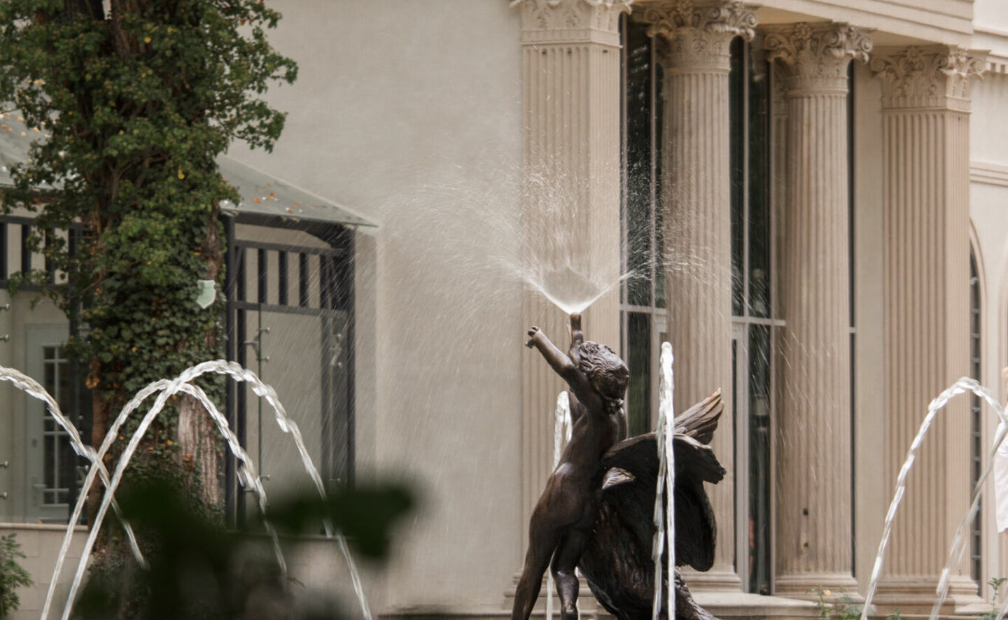 Skulptur des Jungen mit dem Schwan und die wieder aufgebaute Orangerie, Foto: Michał Adamczewski