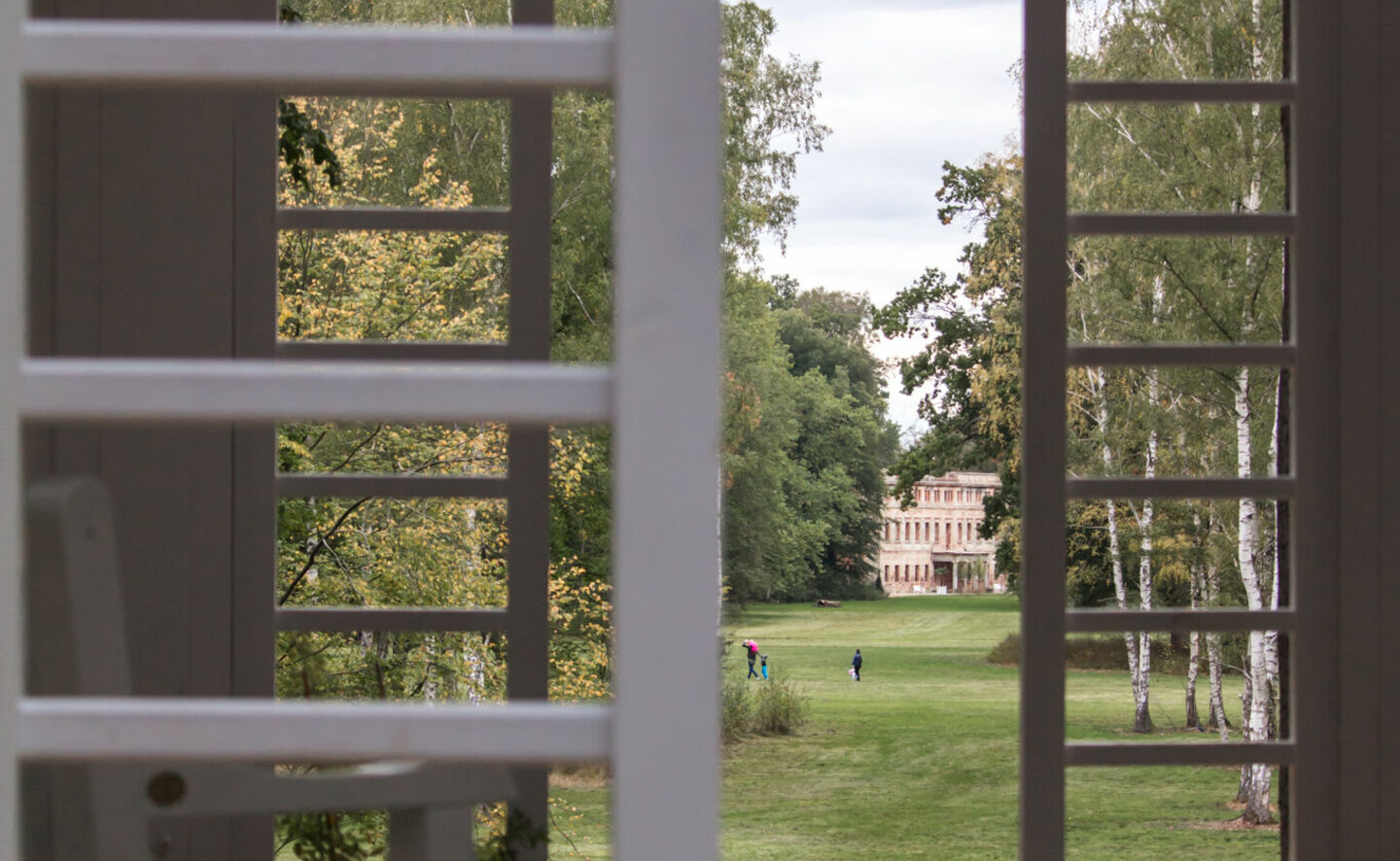 Ausblick von der Rosenlaube auf das Schloss, Foto: Michał Adamczewski