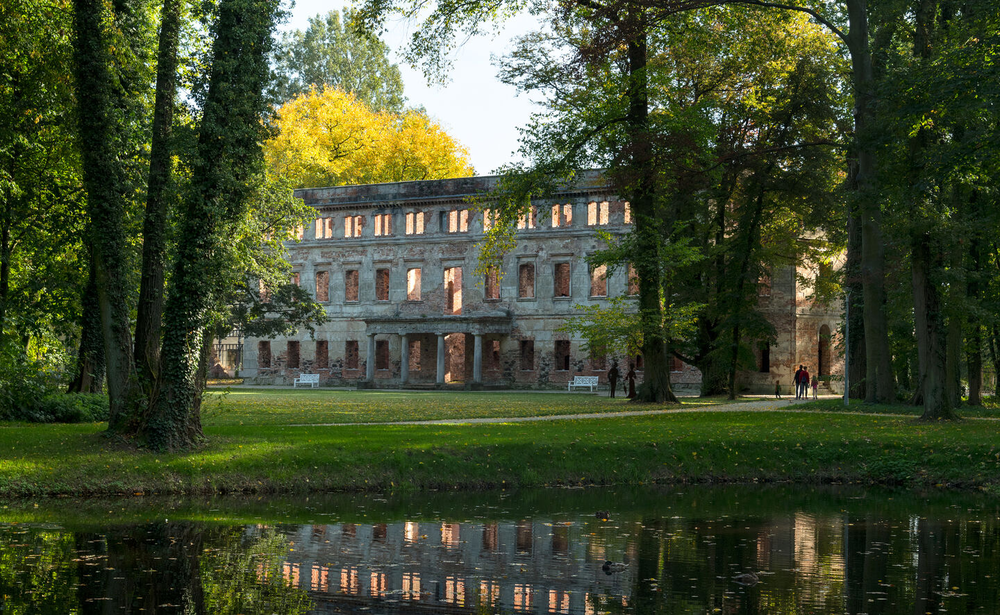 Wasserspiegelung der Schlossruine, © Leo Seidel