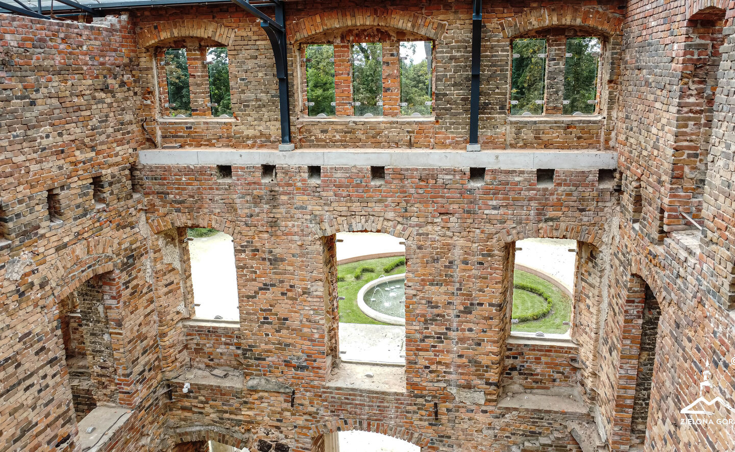 Glasfenster in Schlossruinen, © Władysław Czulak / Urząd Miasta Zielona Góra