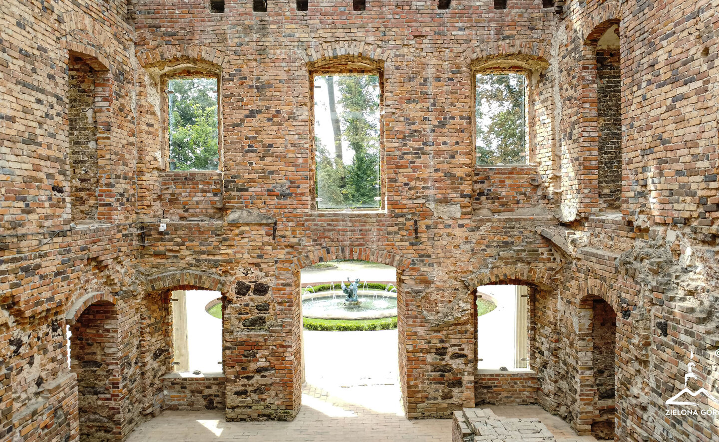 Glasfenster in Schlossruinen, © Władysław Czulak / Urząd Miasta Zielona Góra